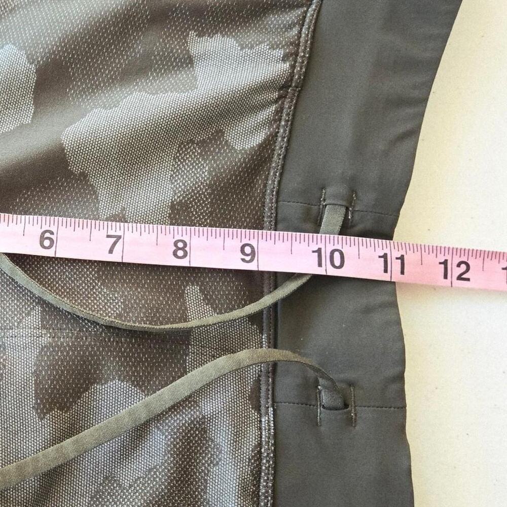 Lululemon THE short 9" unlined medium green camo - Picture 3 of 6